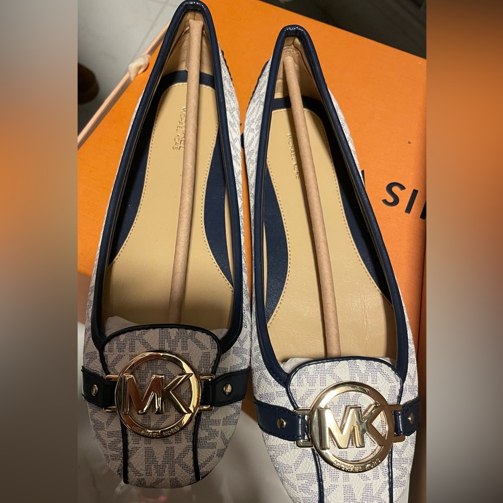 Brand New Michael Kors flats Size 8.5 never worn